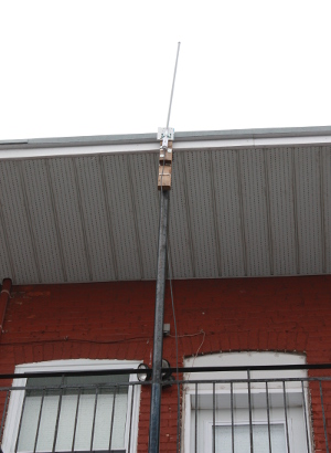 Antenne sur le poteau du balcon, sous le toit.